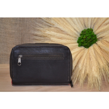 Portmonetka z ciemnobrązowej skóry z kolorowym kwiatowym haftem.